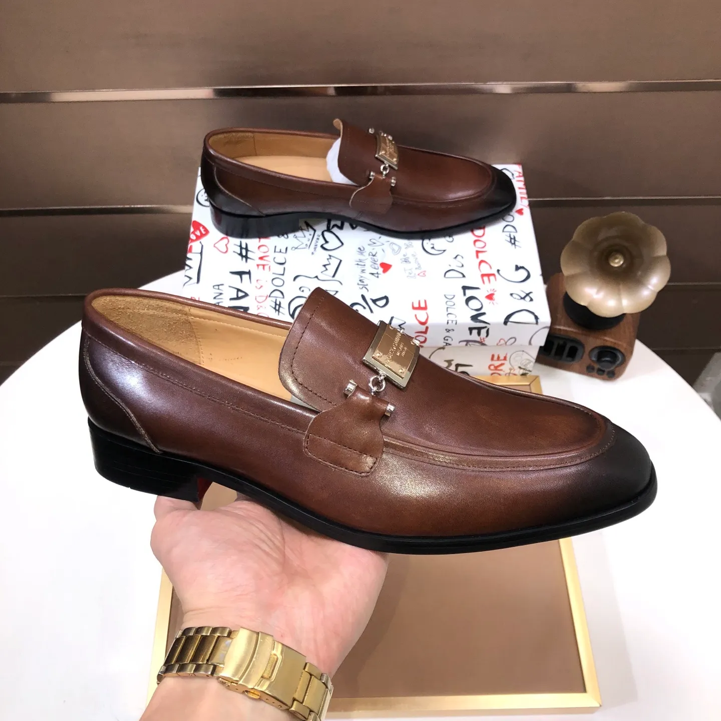 Ex-factory price 500💰DG top quality🔍🔍men's new leather shoes🚹Sold simultaneously at counters⚠Shoe uppers are imported cowhide from Italy, fully imported cowhide lining, imported accessories💪💪, completely 1⃣️ to 1⃣️replica🇮🇹 💪💪, ⚠Sole: The original sole is specially provided by the original factory, the exclusive movable molded sole is super comfortable, ⚠The original factory follows the order, 🔍🔍high quality, you can enter and exit the counter at will, welcome to compare ⚠Number of sizes: 38-44 (45 customized)